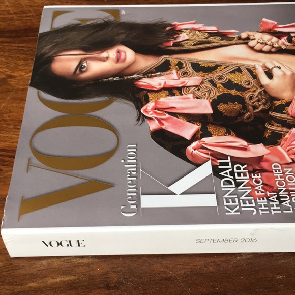 VOGUE Kendall Jenner September 2016 U.S. Magazine 800 pages (no bundling please) - Picture 3 of 9